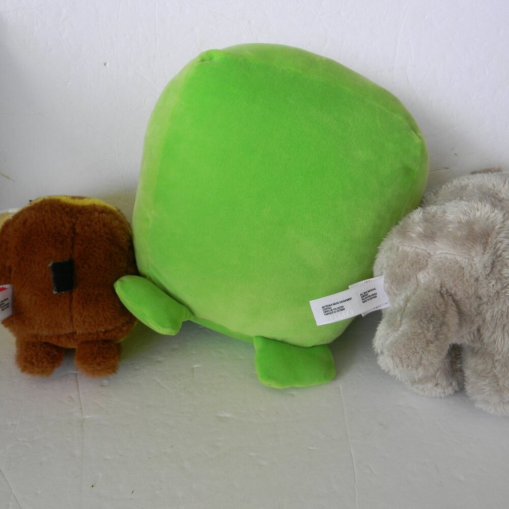 MINECRAFT LOT OF 3 PLUSH STUFFED ANIMALS CREEPER BEE DENNIS WOLF - Picture 3 of 4